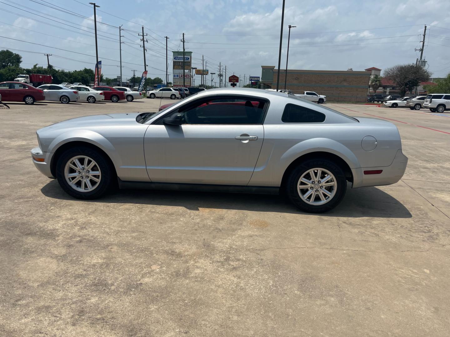 2007 SILVER /gray Ford Mustang (1ZVFT80N475) , Automatic transmission, located at 14700 Tomball Parkway 249, Houston, TX, 77086, (281) 444-2200, 29.928619, -95.504074 - Photo#3